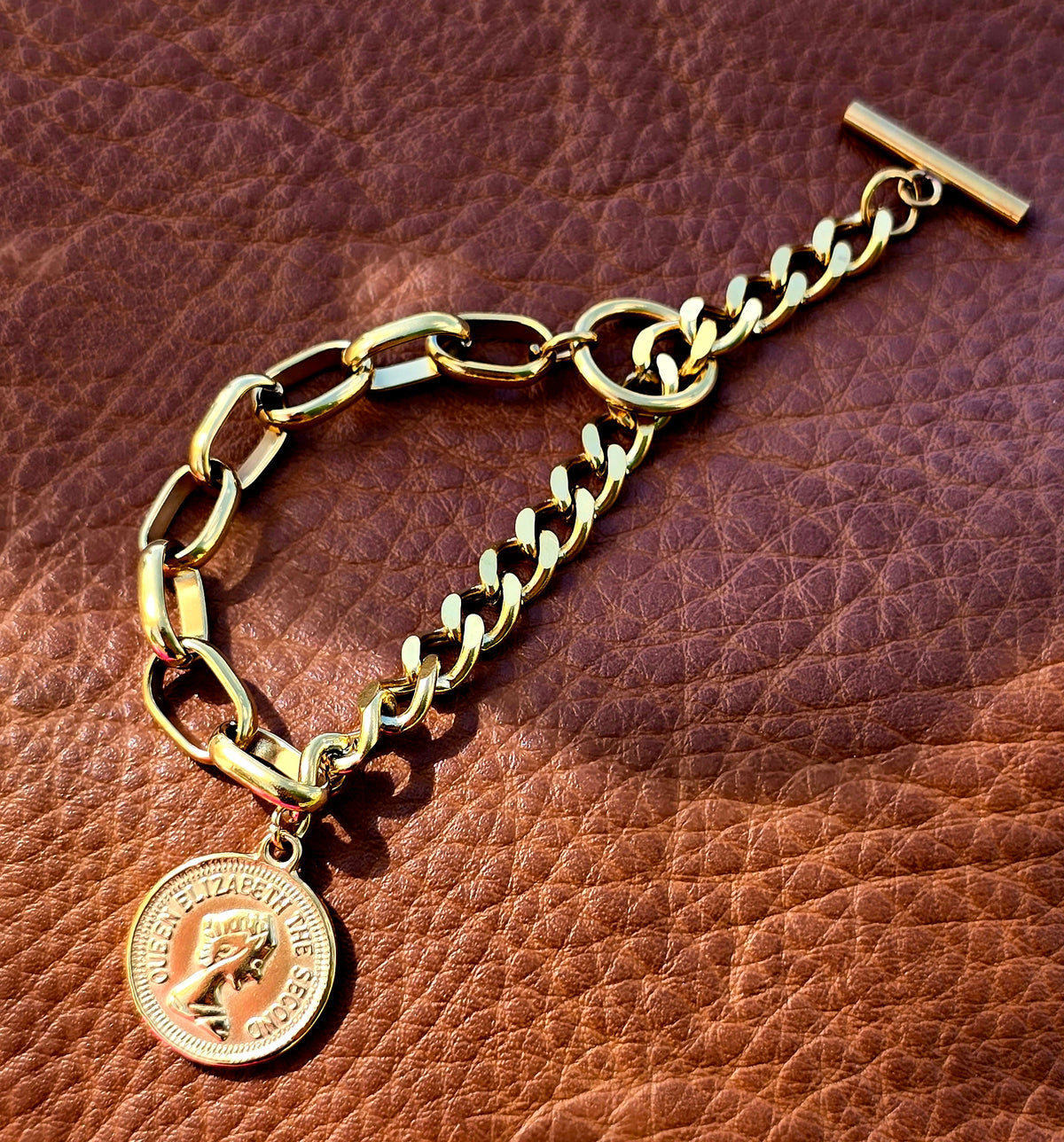 Bracelet Chaîne Doré avec Médaillon Royal