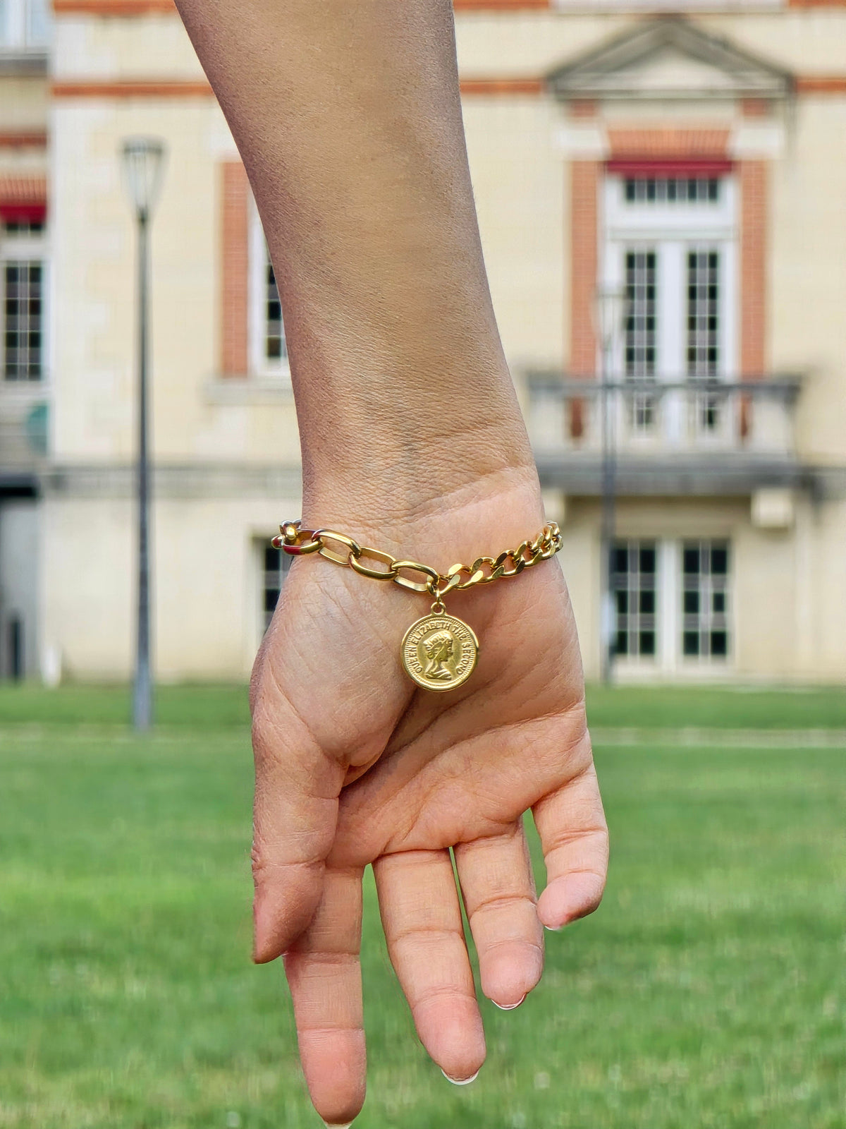 Bracelet Chaîne Doré avec Médaillon Royal